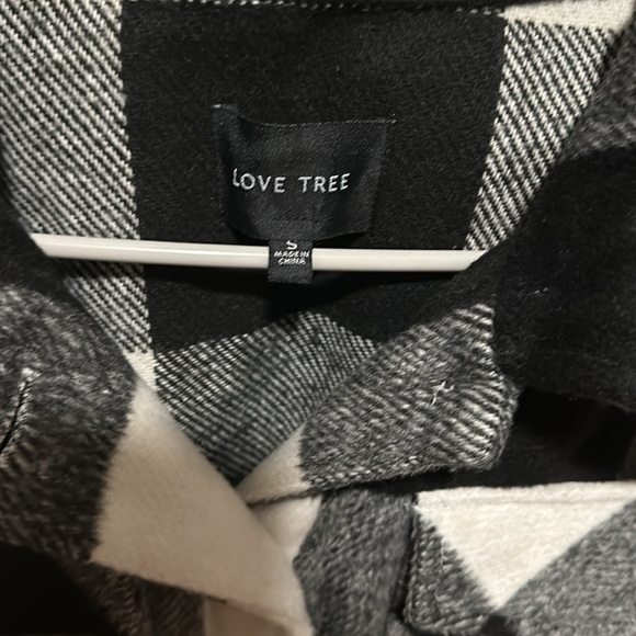 Love Tree boutique Plaid shacket! ❤️ - Picture 4 of 6